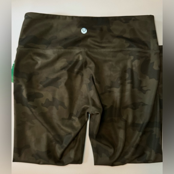 🆕 [Lululemon] Olive Camouflage Green Running/Yoga Capri Leggings Sz: 6 - Picture 2 of 7